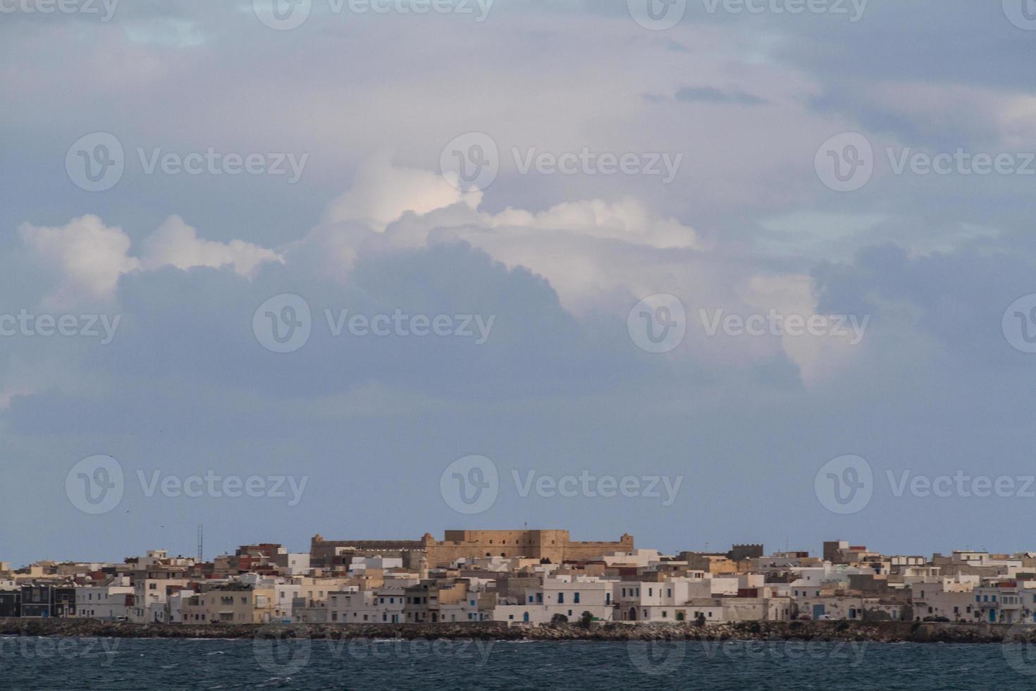 scena a mediterraneo spiaggia ricorrere nel tunisia. foto