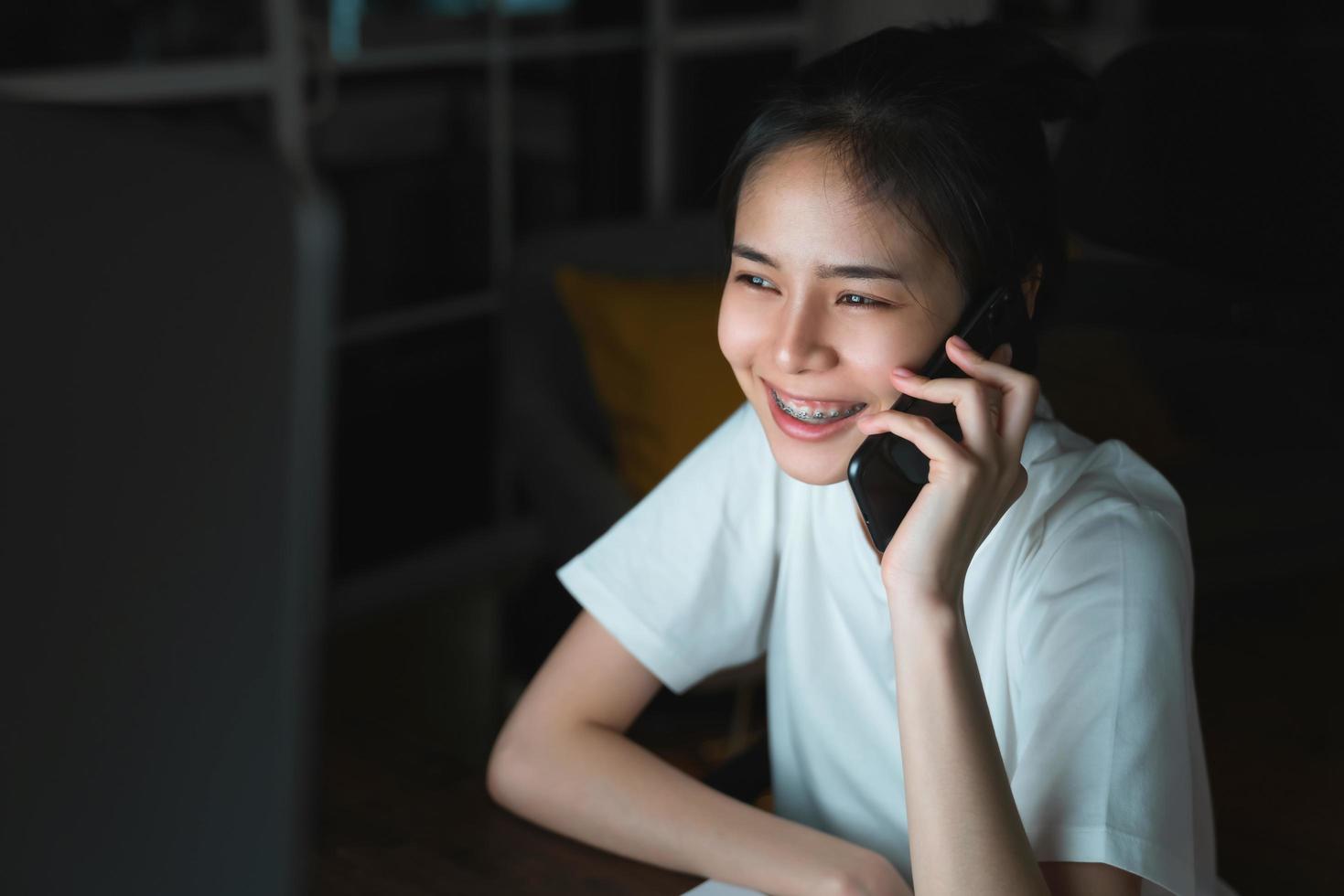 donna asiatica che parla sul telefono cellulare foto