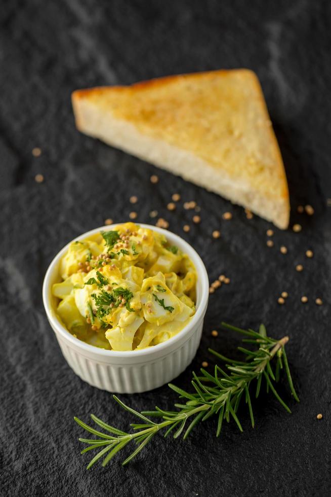 un pezzo di toast con insalata di patate foto