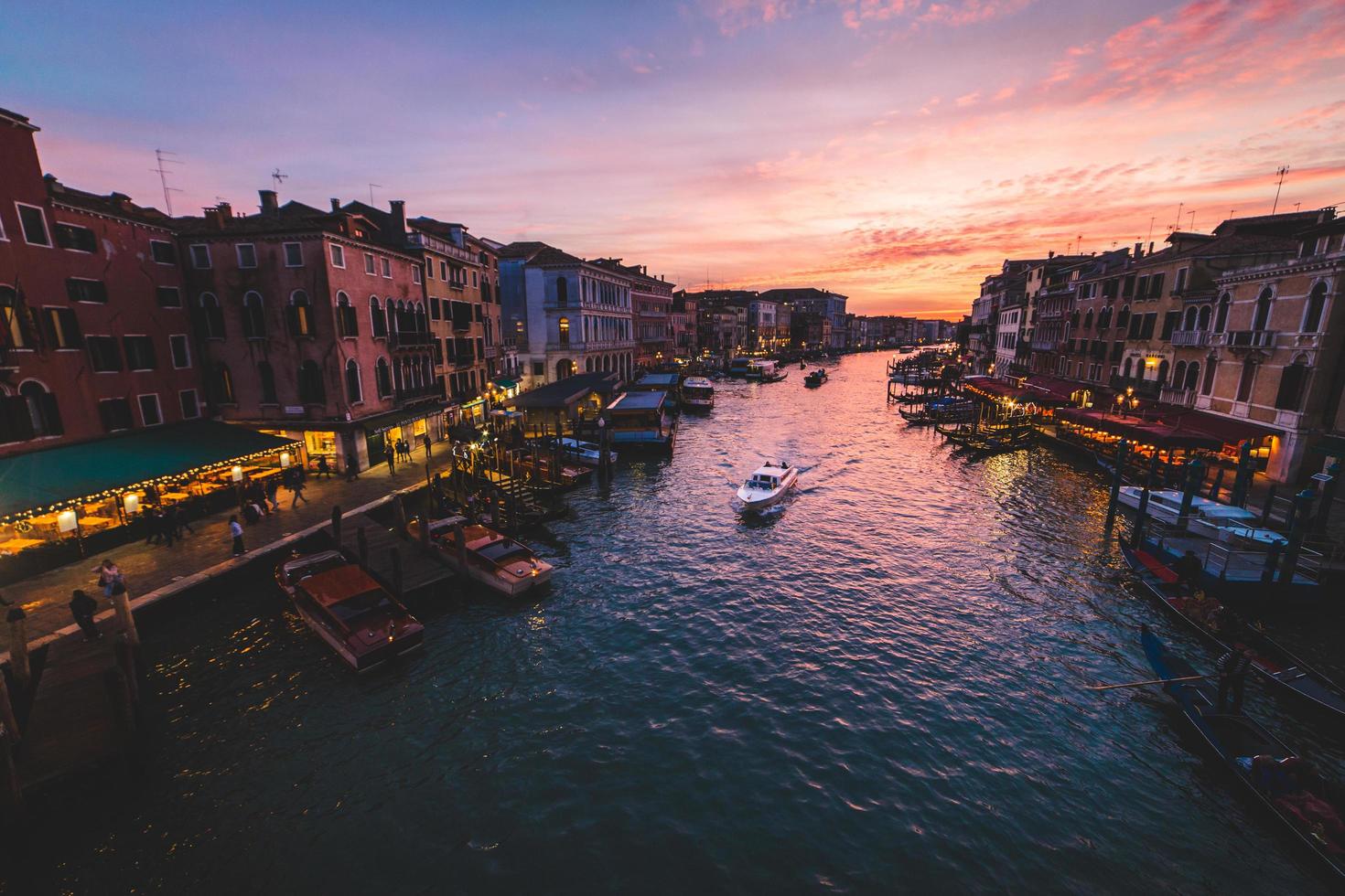 canal grande a venezia al tramonto foto