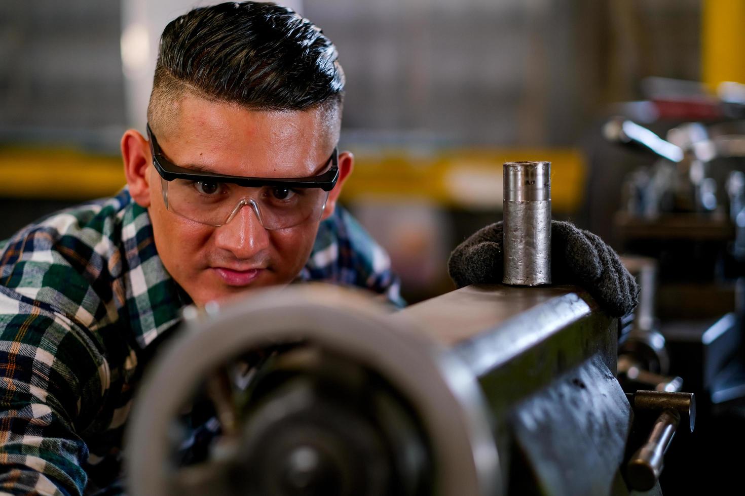 ingegnere con occhiali protettivi che lavora in fabbrica foto