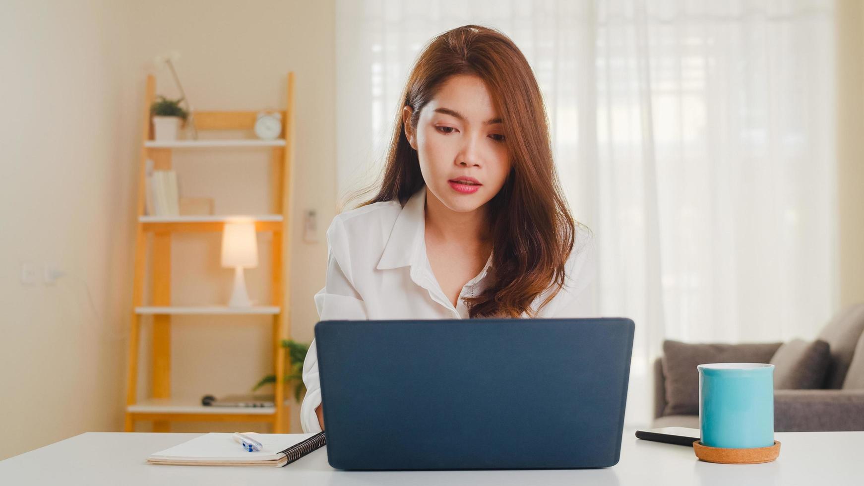 donna d'affari asiatiche con laptop parlare con i colleghi. foto
