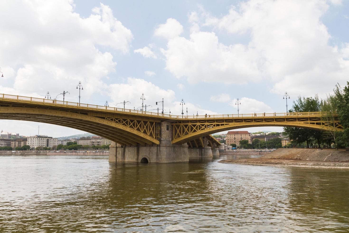 vista panoramica del ponte margit recentemente rinnovato a budapest. foto