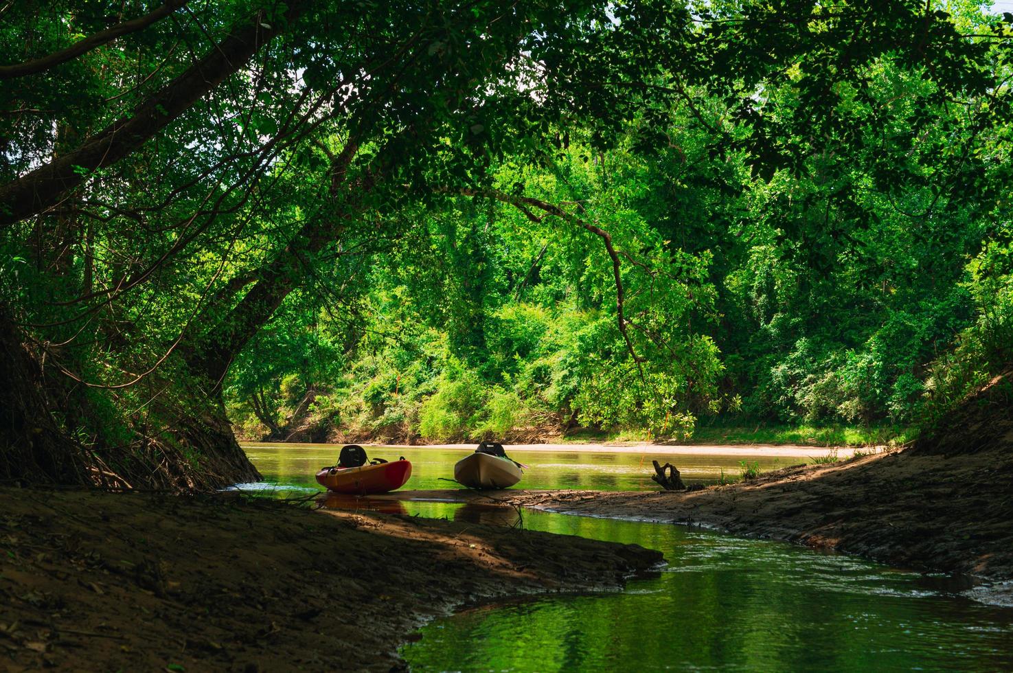 kayak parcheggiati su un letto del fiume foto