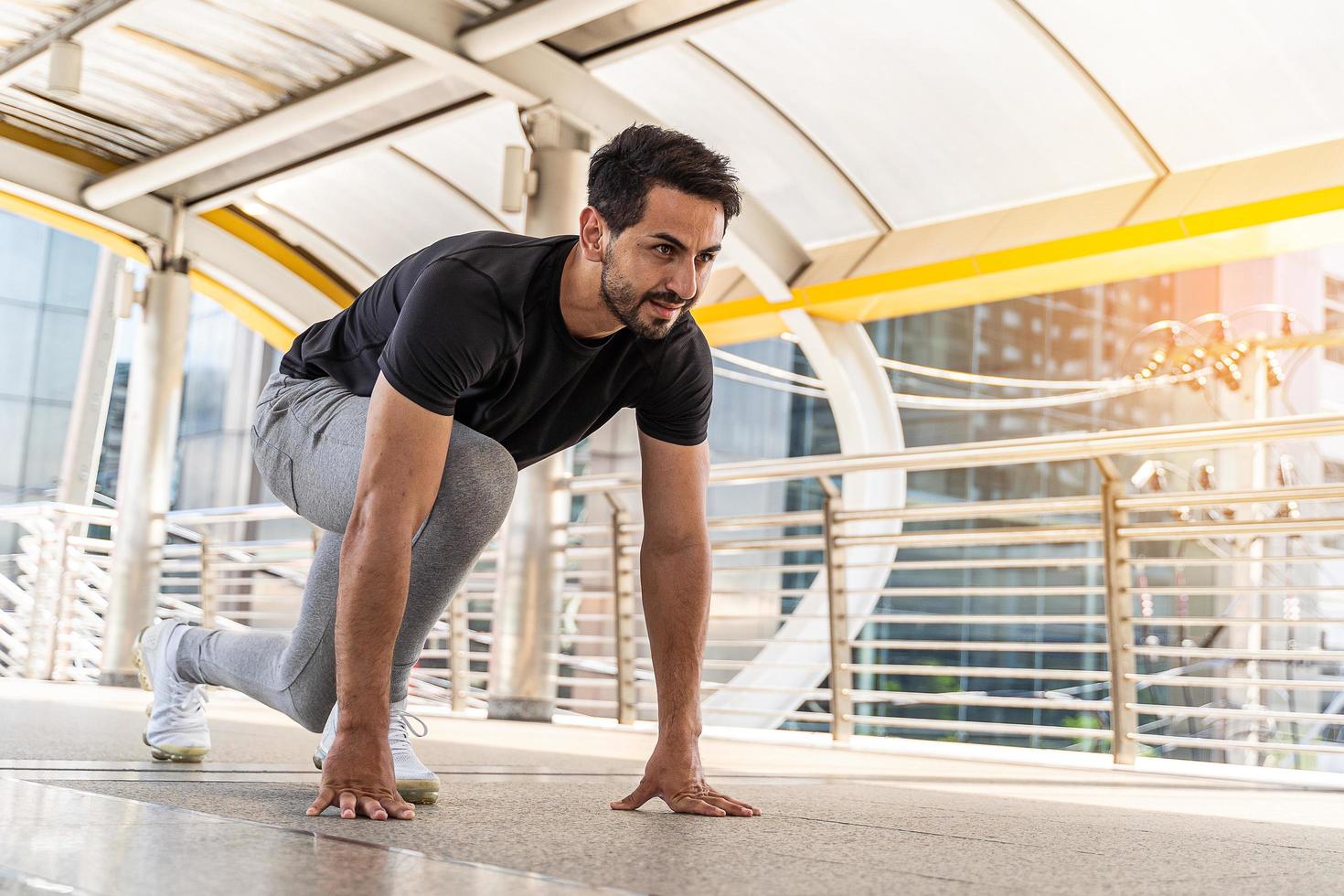 uomo che si prepara a correre in città foto