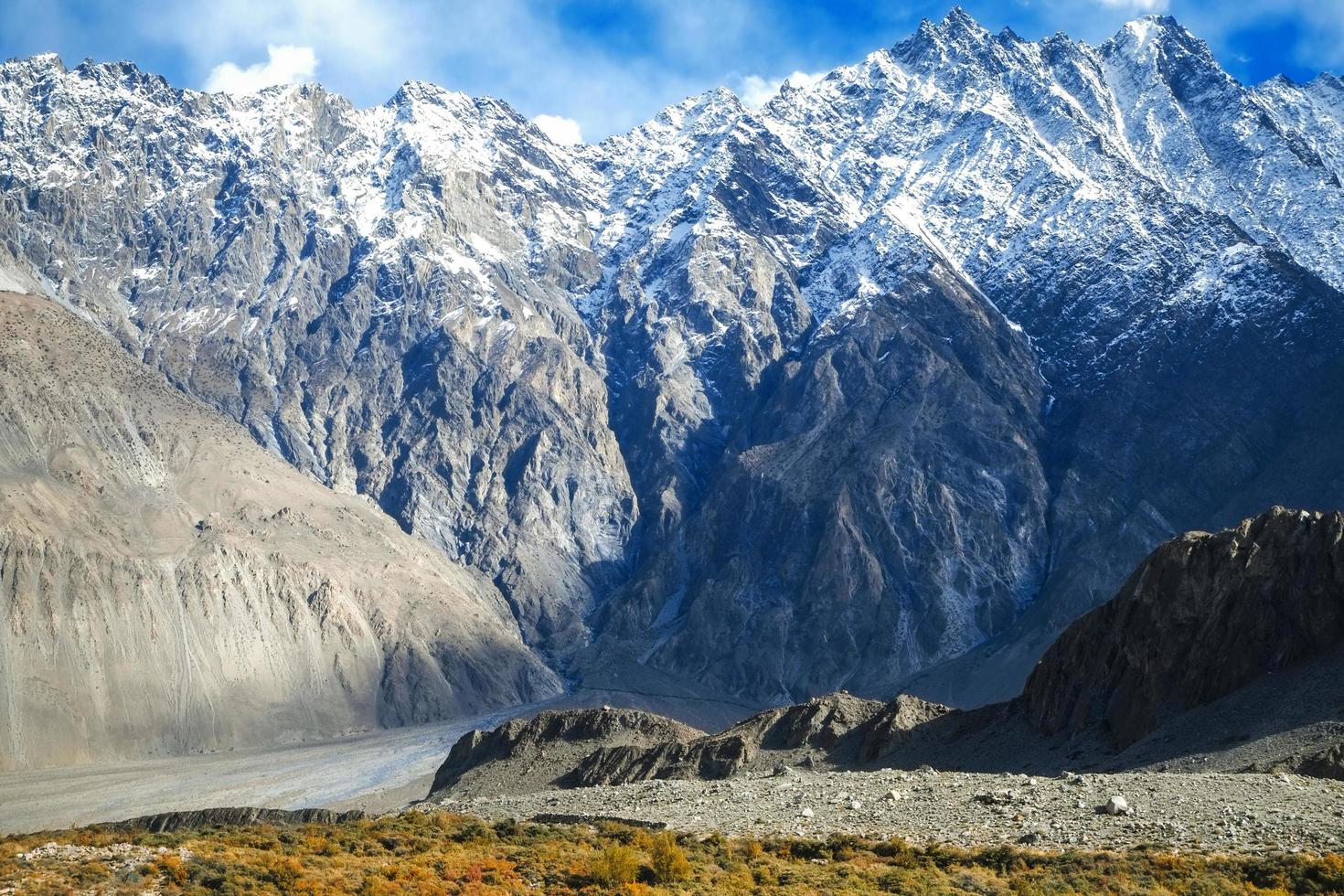 montagne innevate nella gamma del karakoram in Pakistan foto