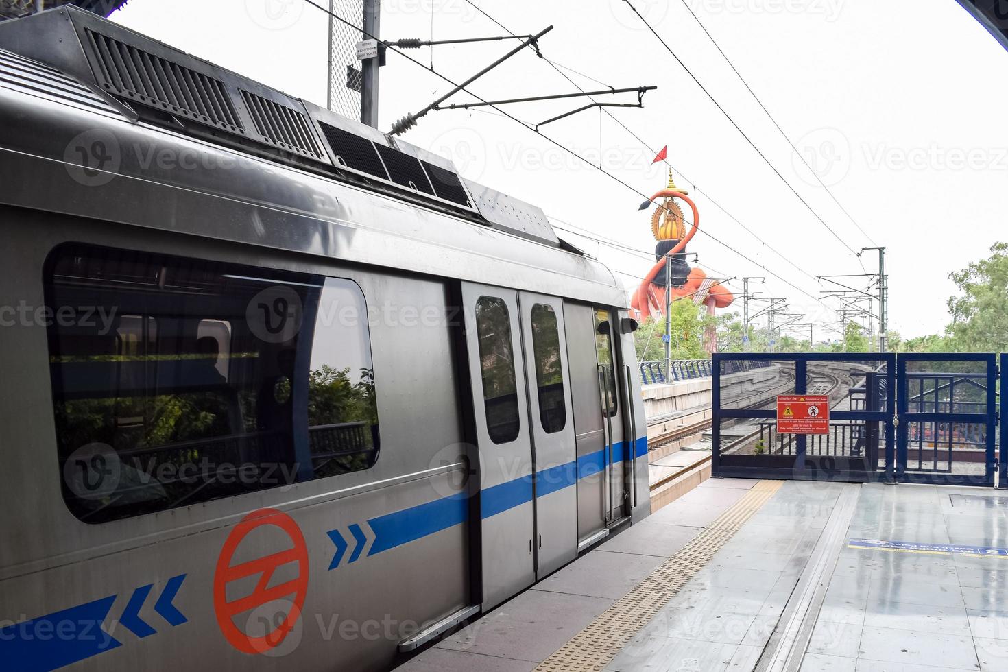 delhi la metropolitana treno in arrivo a jhandewalan la metropolitana stazione nel nuovo delhi, India, Asia, pubblico la metropolitana in partenza a partire dal jhandewalan stazione nel quale Di Più di 17 lakh viaggiatori viaggio a partire dal delhi la metropolitana foto