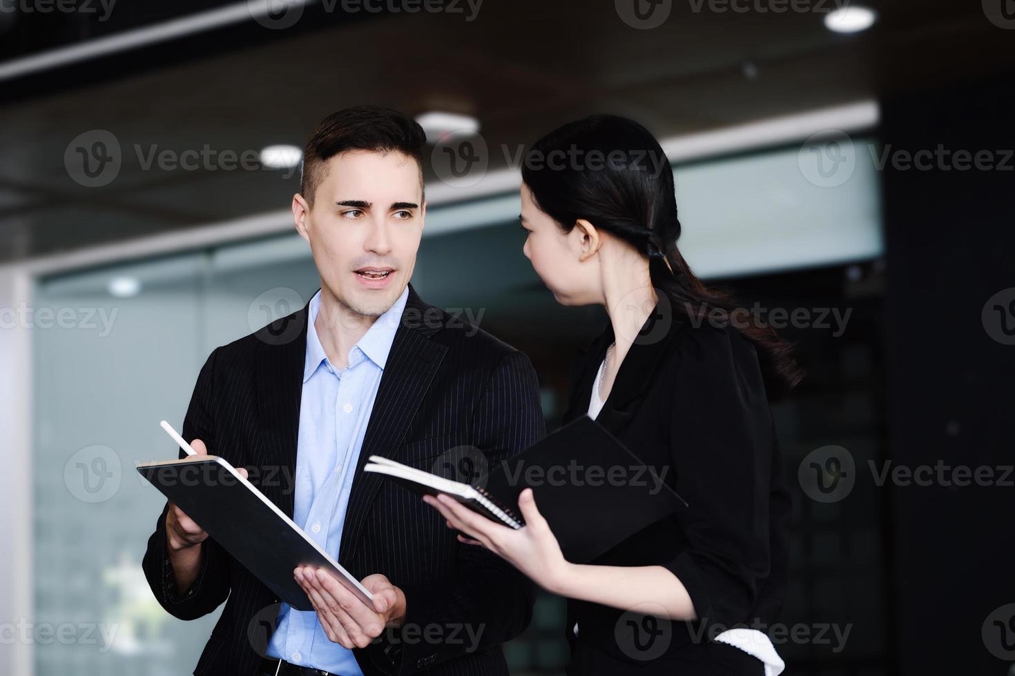 consultazione, maschio consulenti siamo suggerendo modi per mercato per femmina attività commerciale proprietari per ristrutturare loro investimenti. foto