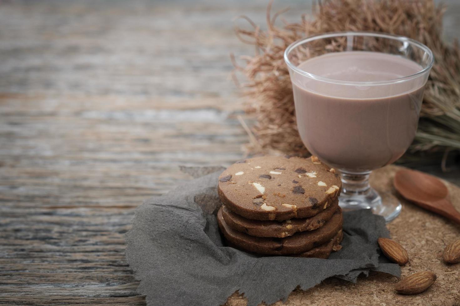 biscotti al cioccolato e bicchiere di latte foto