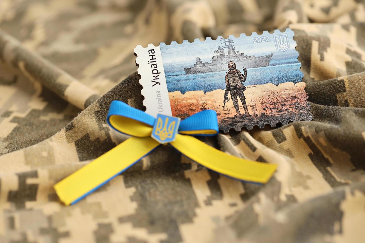 ternopil, Ucraina - settembre 2, 2022 famoso ucraino timbro postale con russo nave da guerra e ucraino soldato come di legno souvenir su esercito camuffare uniforme foto