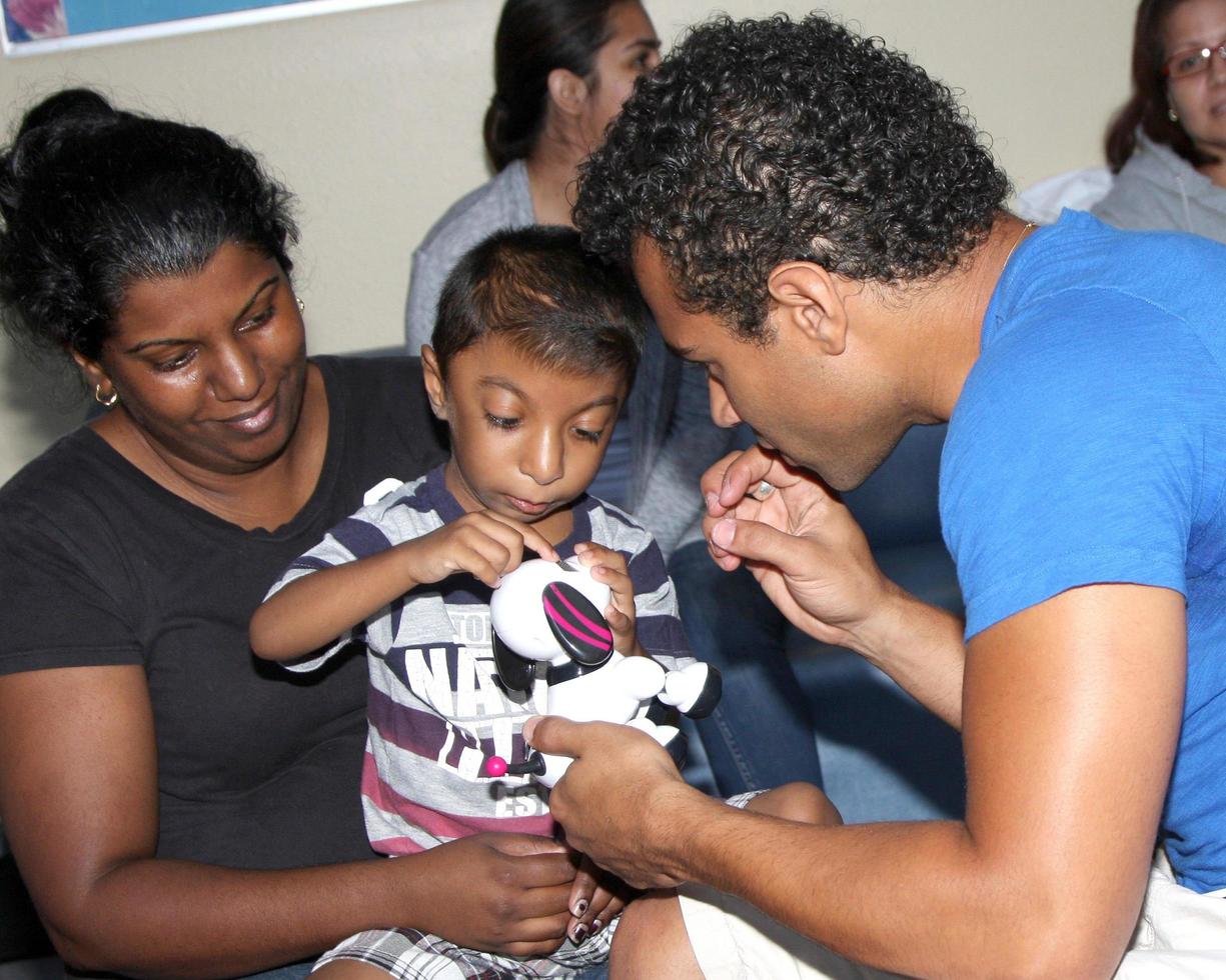 los angeles, sep 16 - corbin bleu a il stelle 4 sorrisi, celebrità visitare bambini a ospedale a porto-ucla medico centro su settembre 16, 2014 nel torre, circa foto