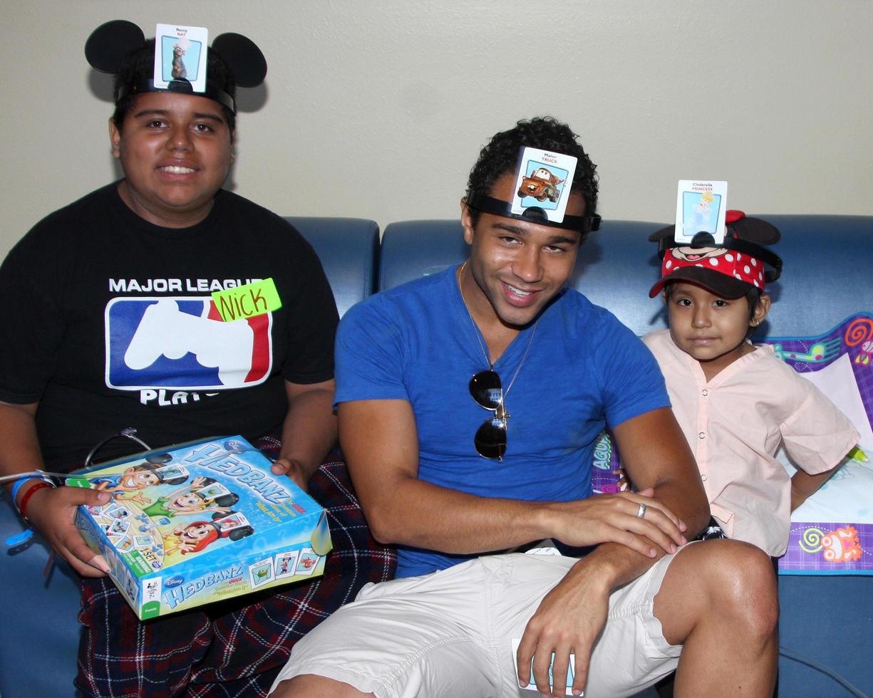 los angeles, sep 16 - corbin bleu a il stelle 4 sorrisi, celebrità visitare bambini a ospedale a porto-ucla medico centro su settembre 16, 2014 nel torre, circa foto