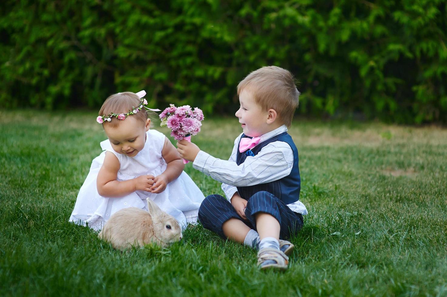 il ragazzo dà alla ragazza un mazzo di fiori foto