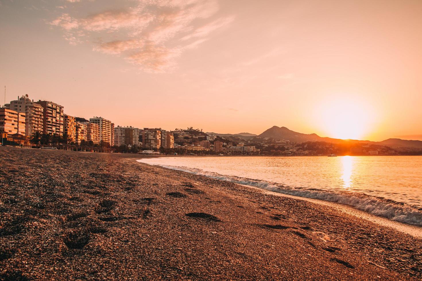 vista della città vicino alla spiaggia al tramonto foto