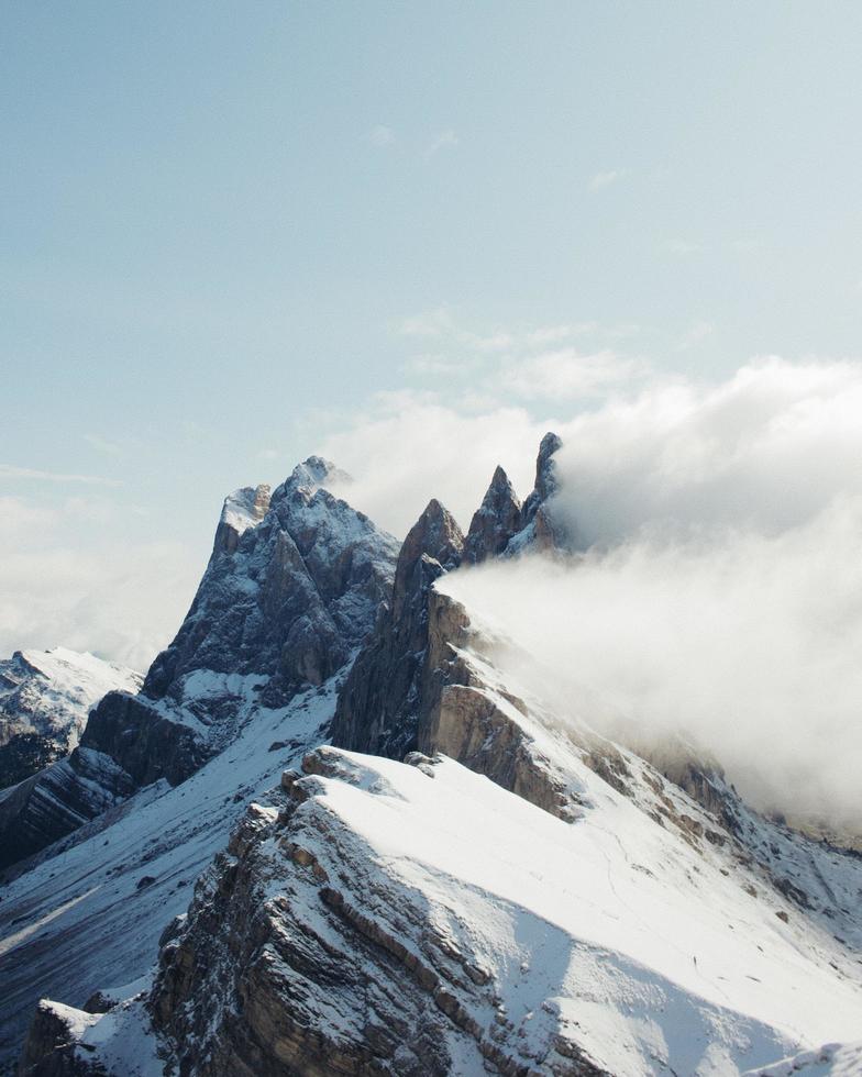 montagne della dolomia con neve e cielo blu chiaro foto