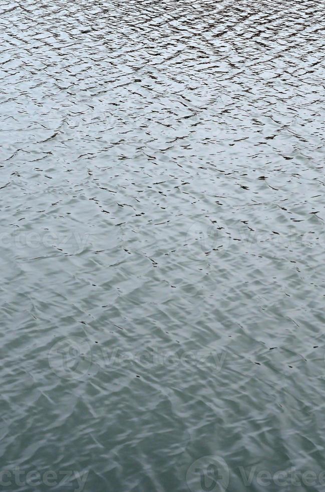 il struttura di il acqua nel il fiume sotto il influenza di vento. un' lotto di superficiale onde su il acqua superficie foto