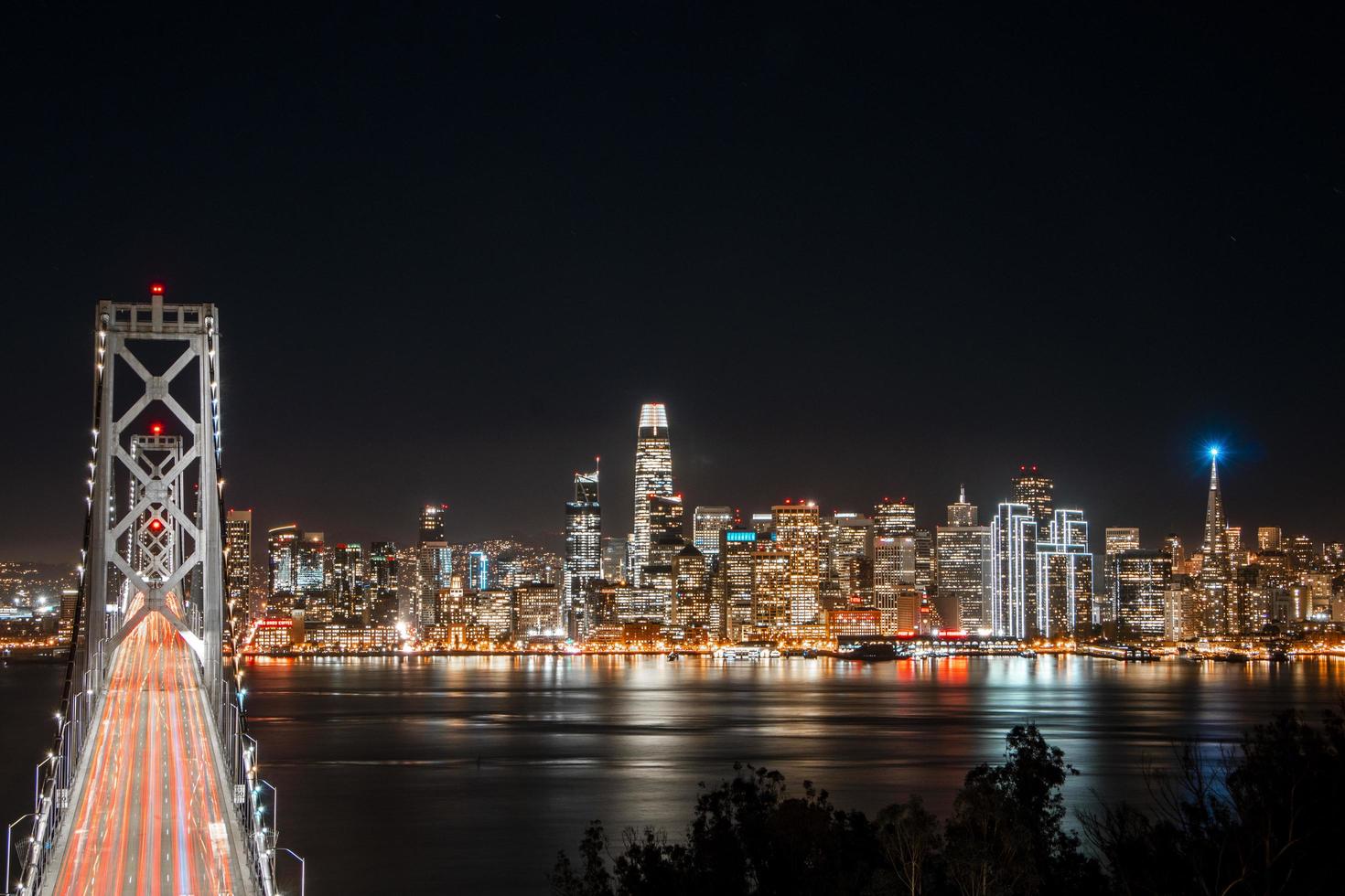 lunga esposizione vista sullo skyline della città foto