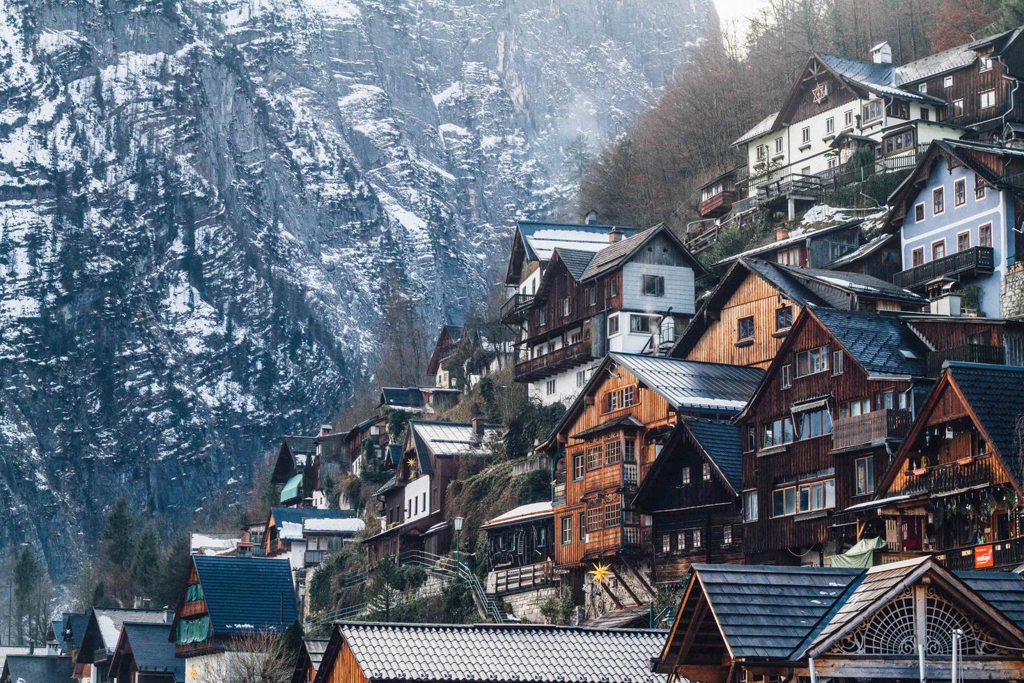 case di legno sulla montagna foto