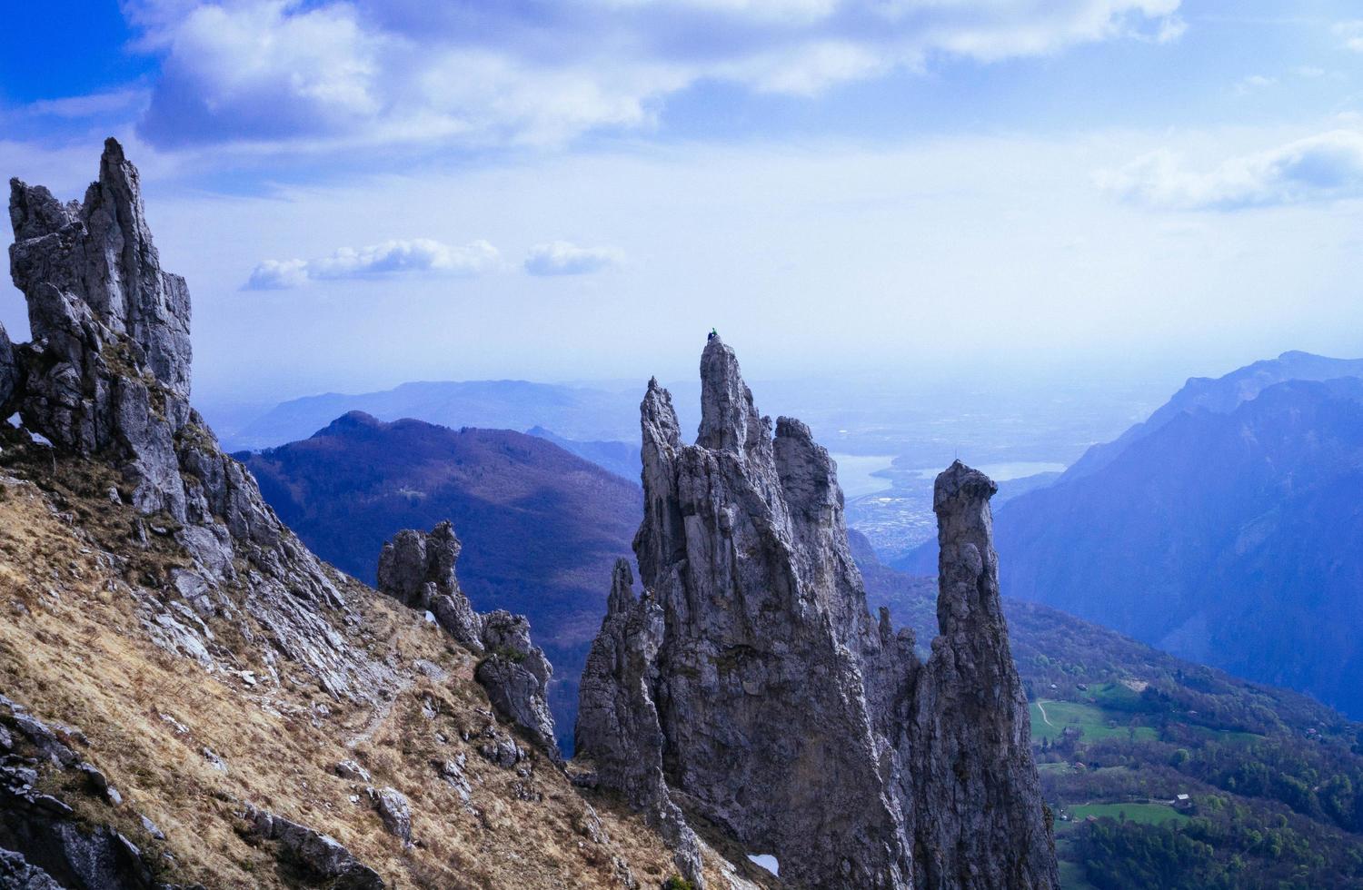 scogliera grigia della montagna con cielo blu foto