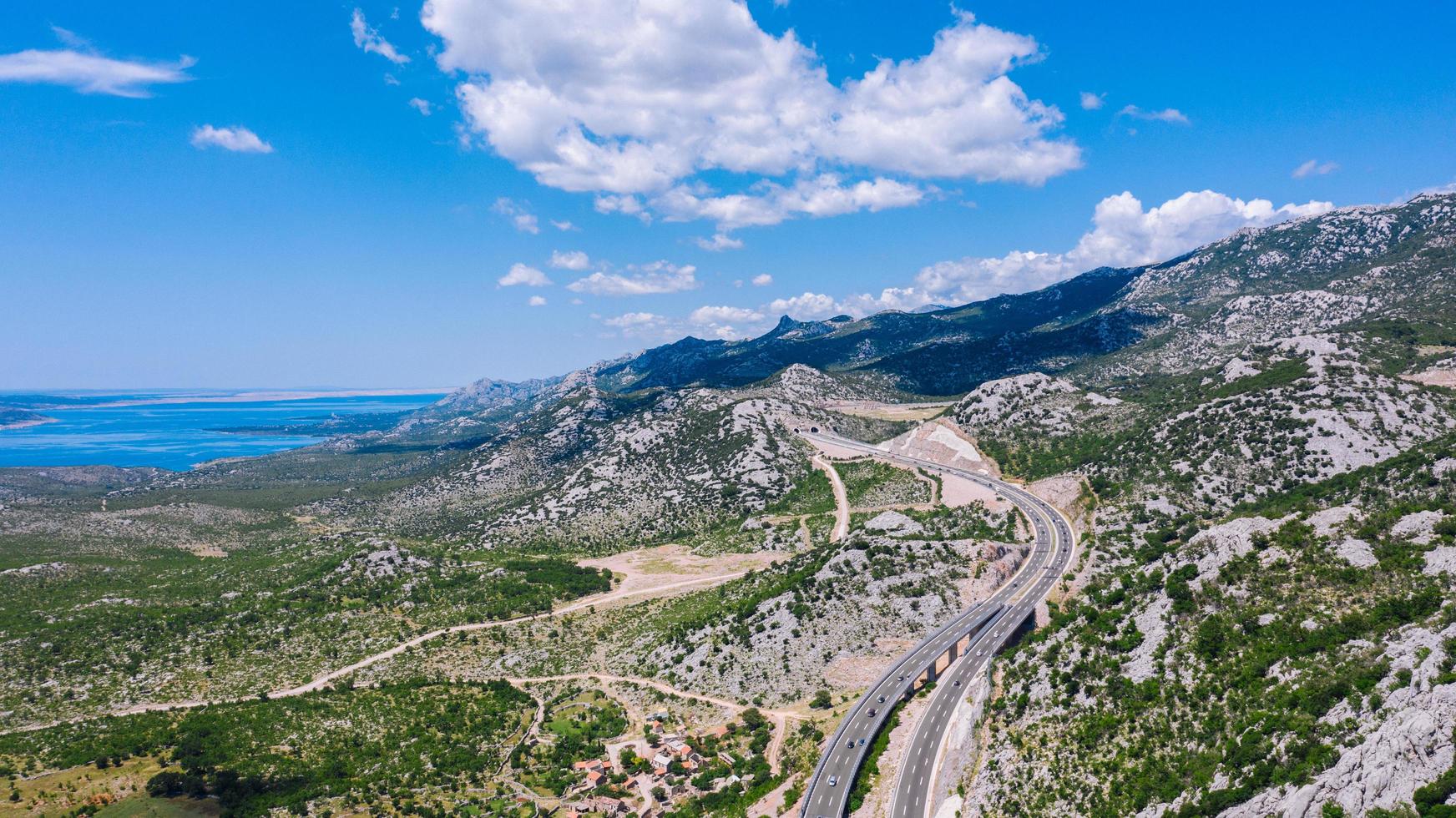 strada attraverso le montagne foto