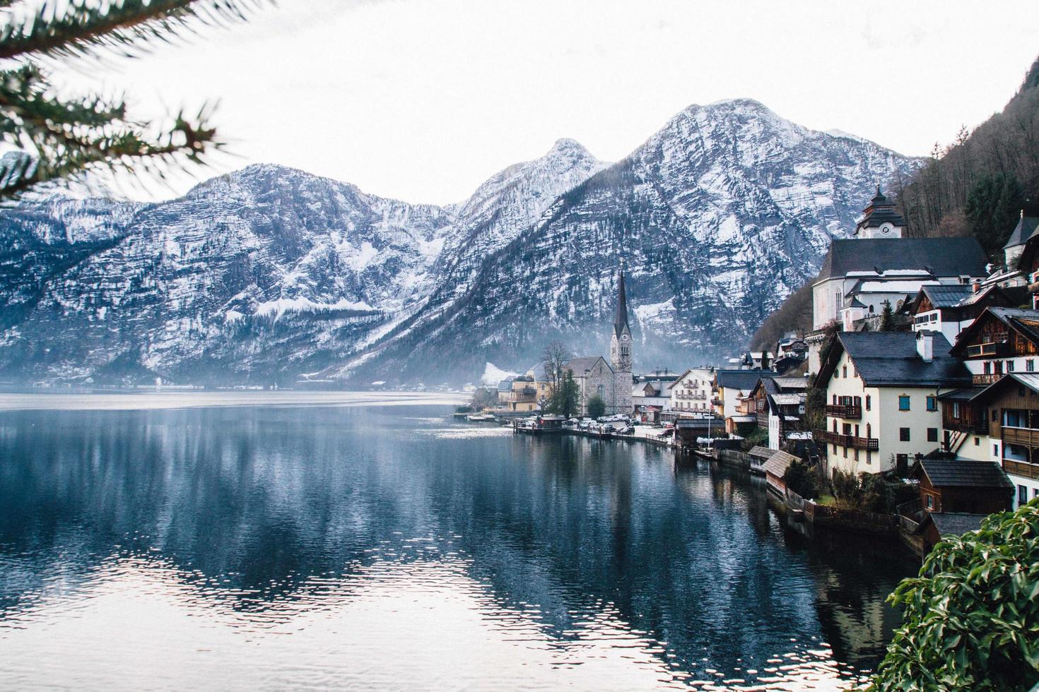 vista lago e montagne innevate foto