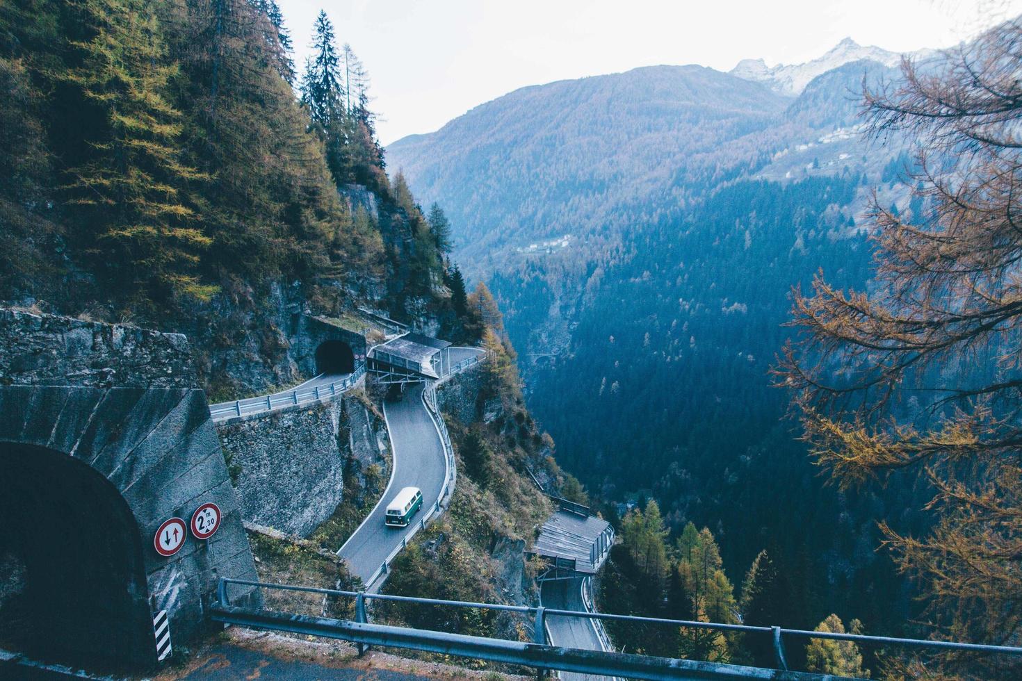 tunnel di cemento sulla tortuosa strada di montagna foto