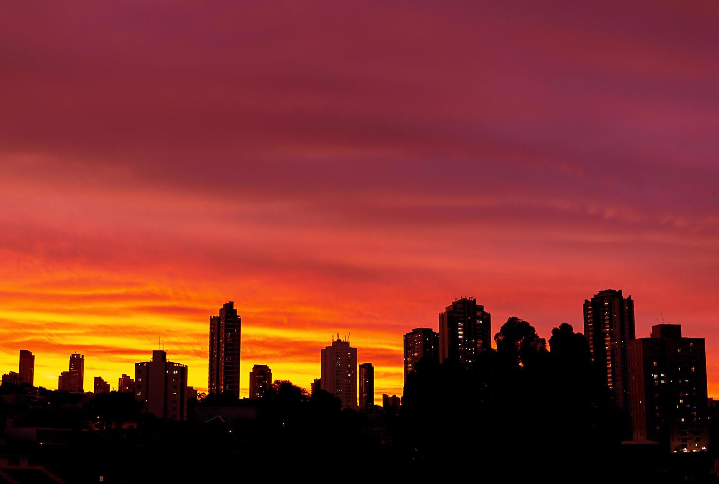 edifici della città durante il tramonto foto