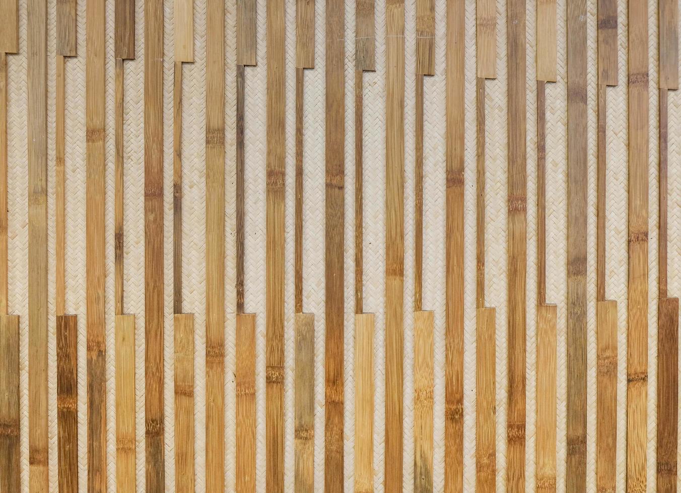 vecchia plancia di bambù di tono marrone foto