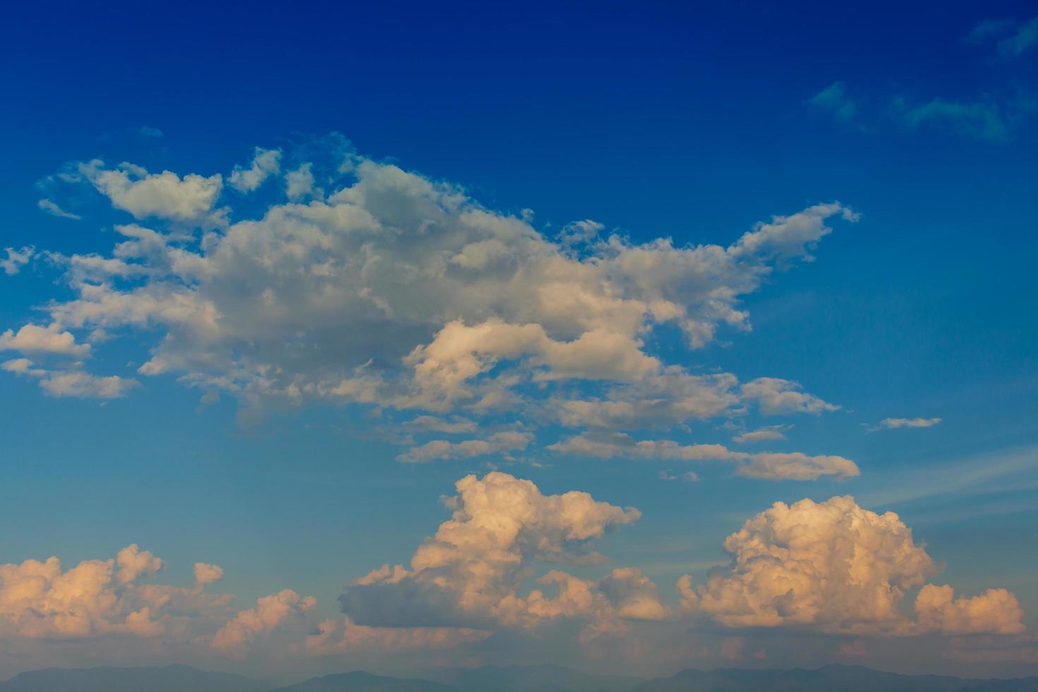 cielo blu e nuvole in movimento foto