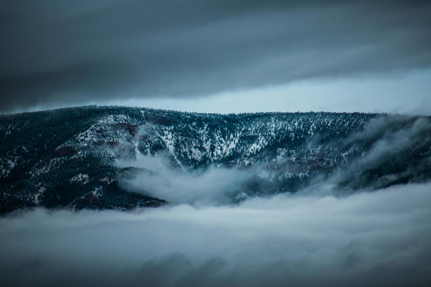 catena montuosa circondata dalla nebbia foto