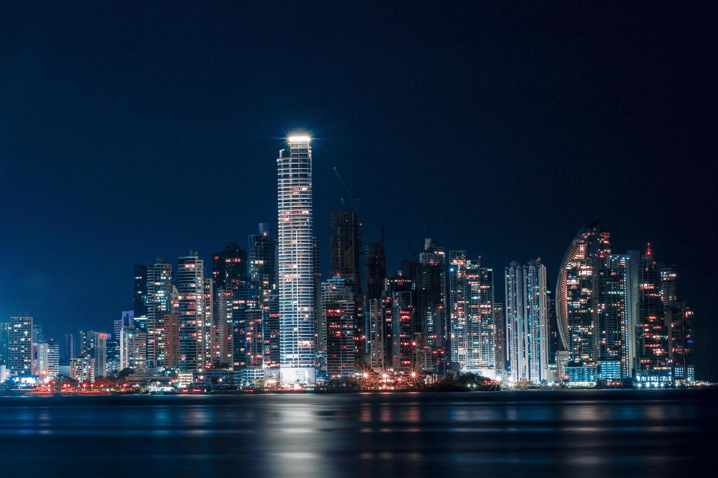 skyline della città illuminata durante la notte foto