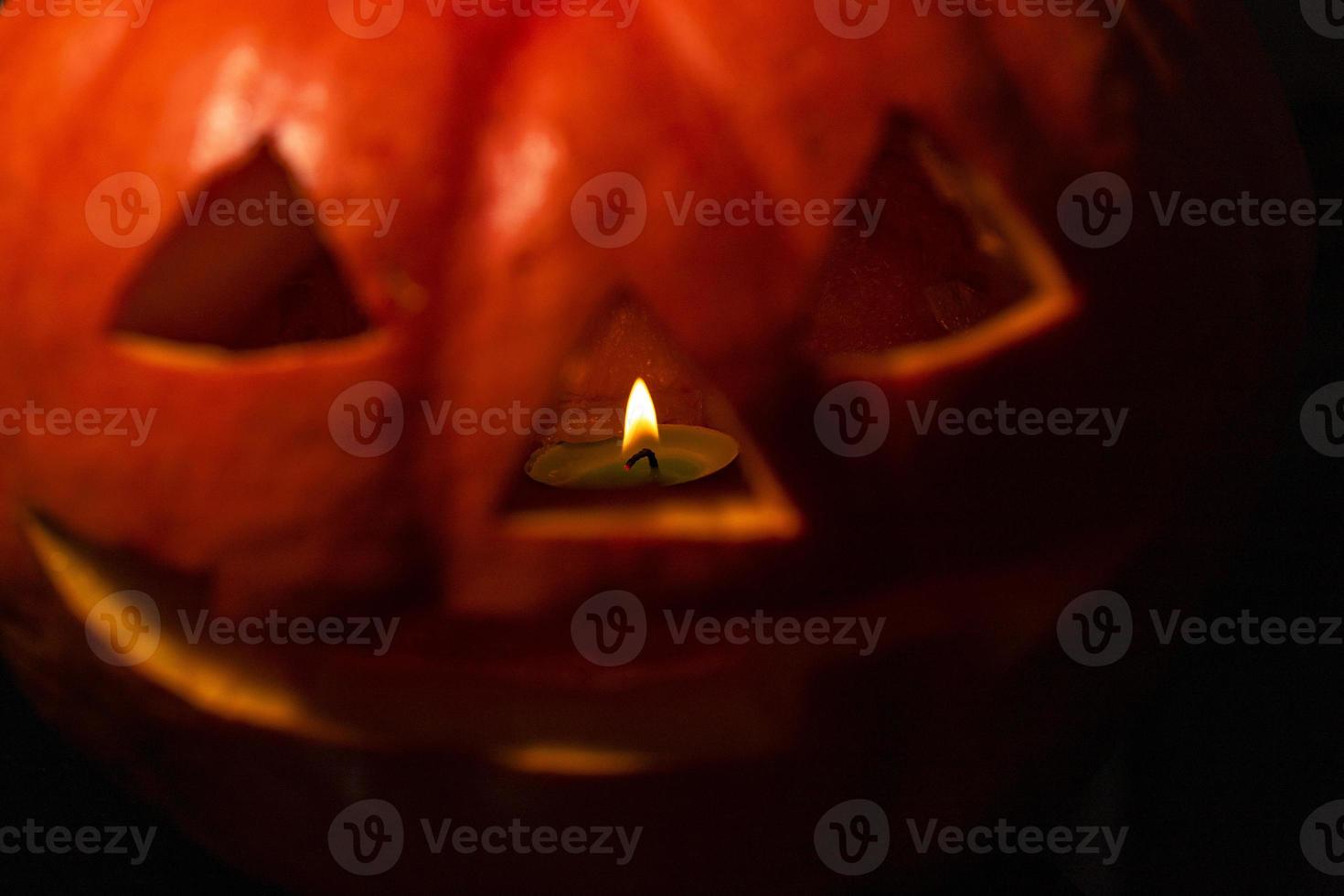 Halloween, un' ardente candela dentro un' zucca. festivo lanterna. selettivo messa a fuoco. foto