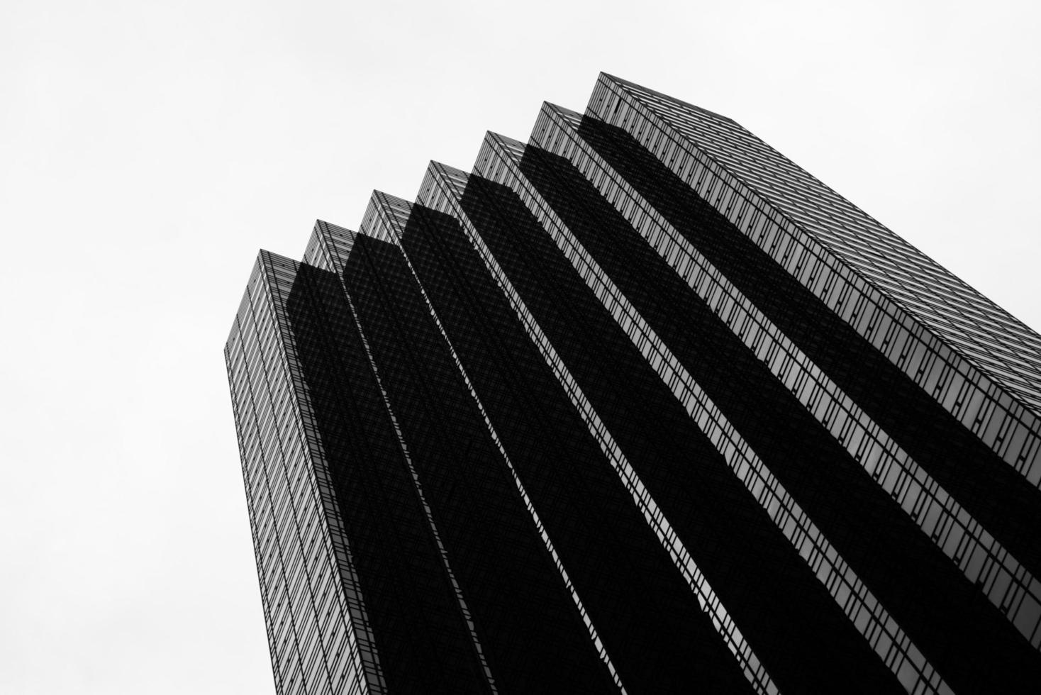 foto in bianco e nero del grattacielo