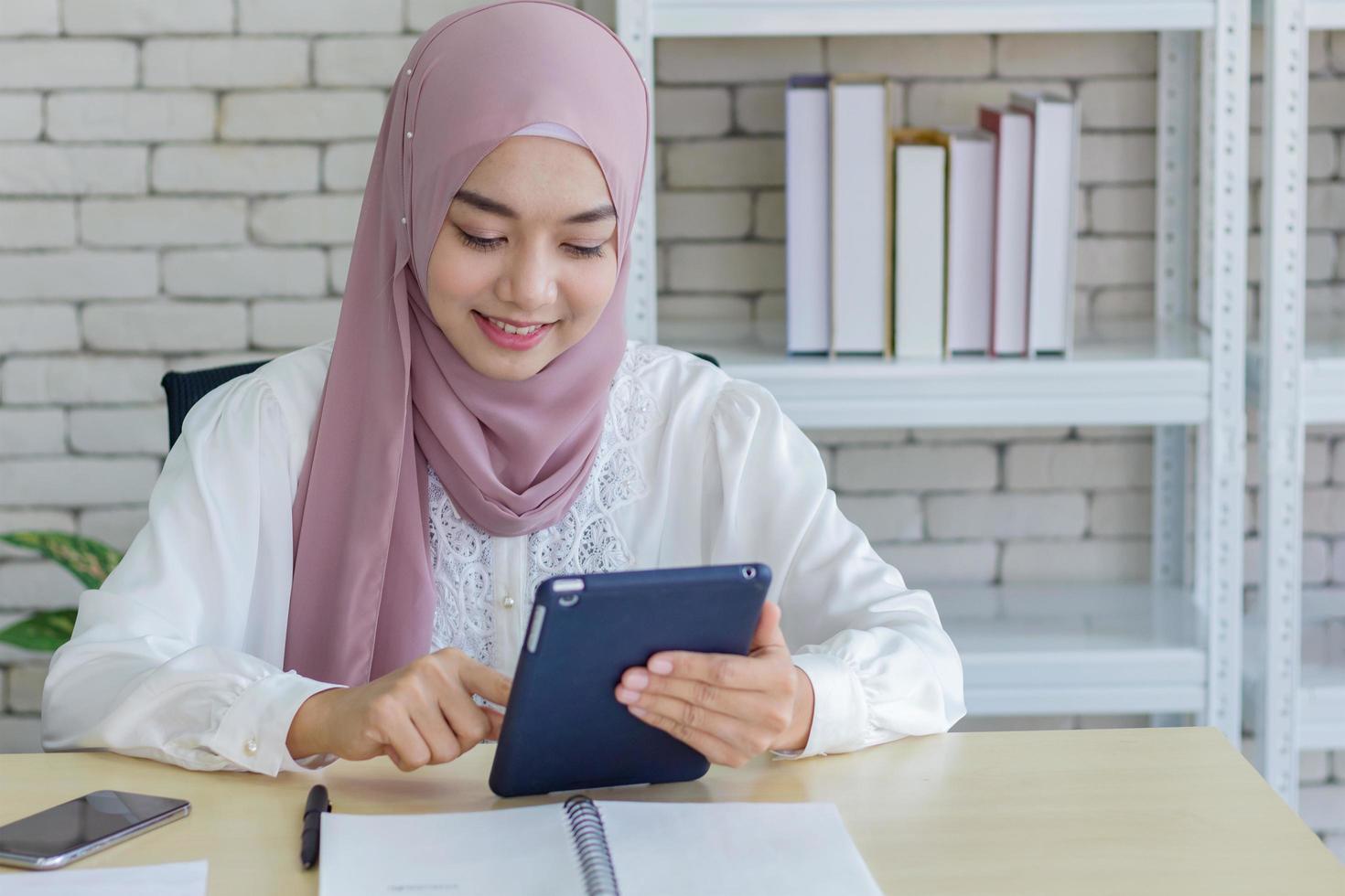 donna musulmana che lavora in un ufficio moderno foto