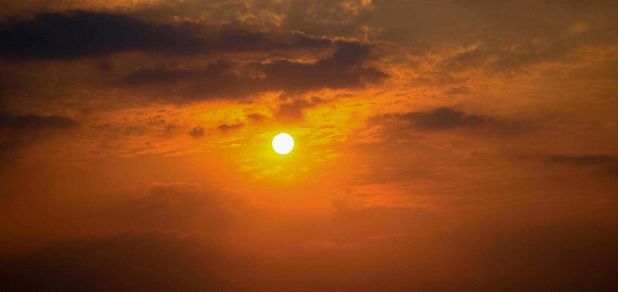 sole sfocato e bel cielo arancione foto