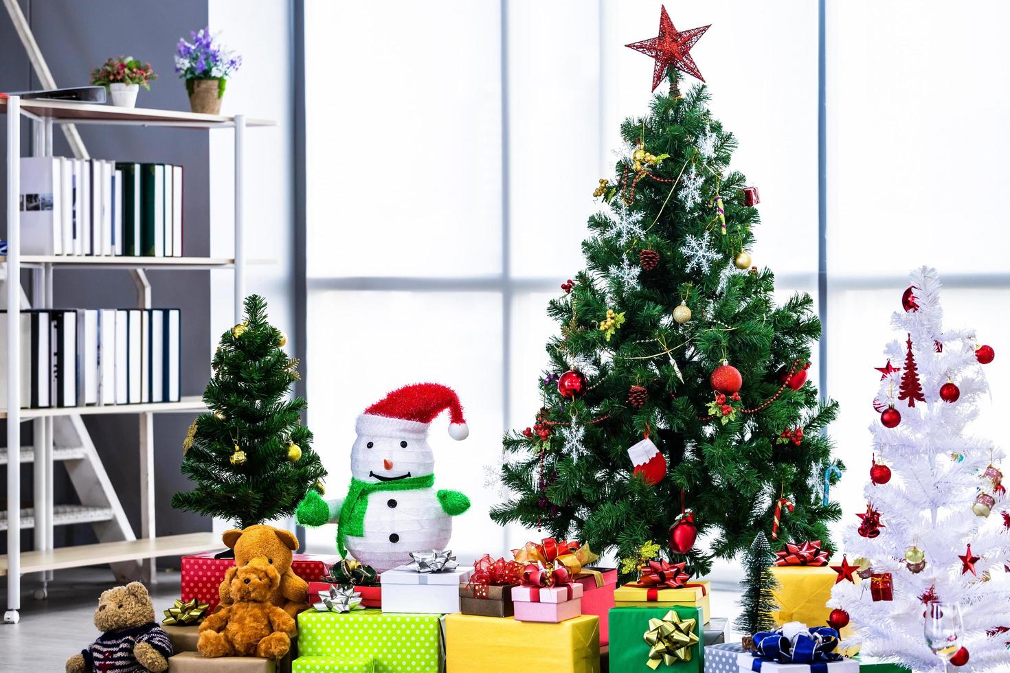 albero di natale con regali foto