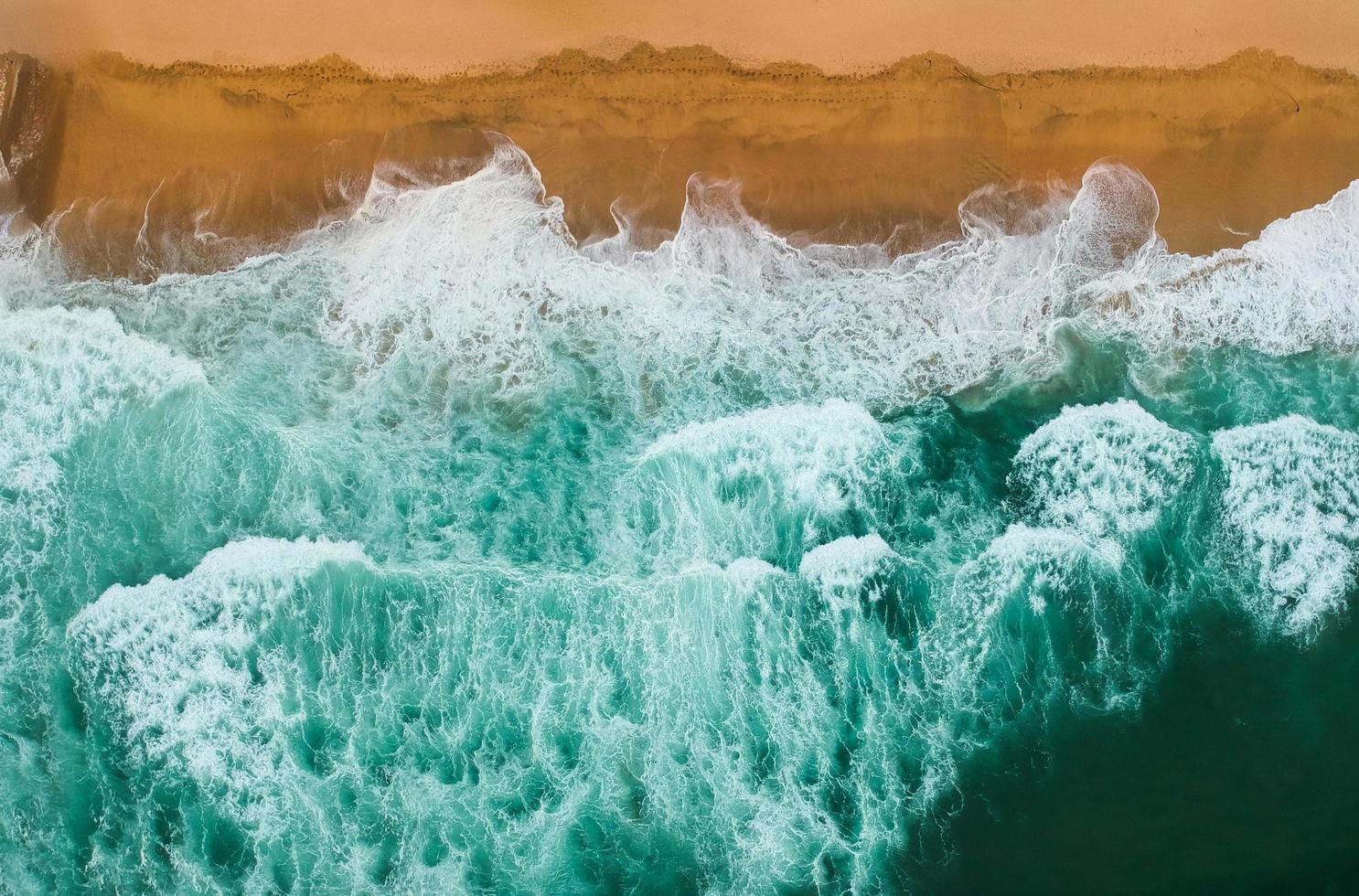 onde del mare che si infrangono foto