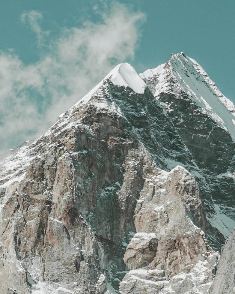 montagna bianca e grigia foto