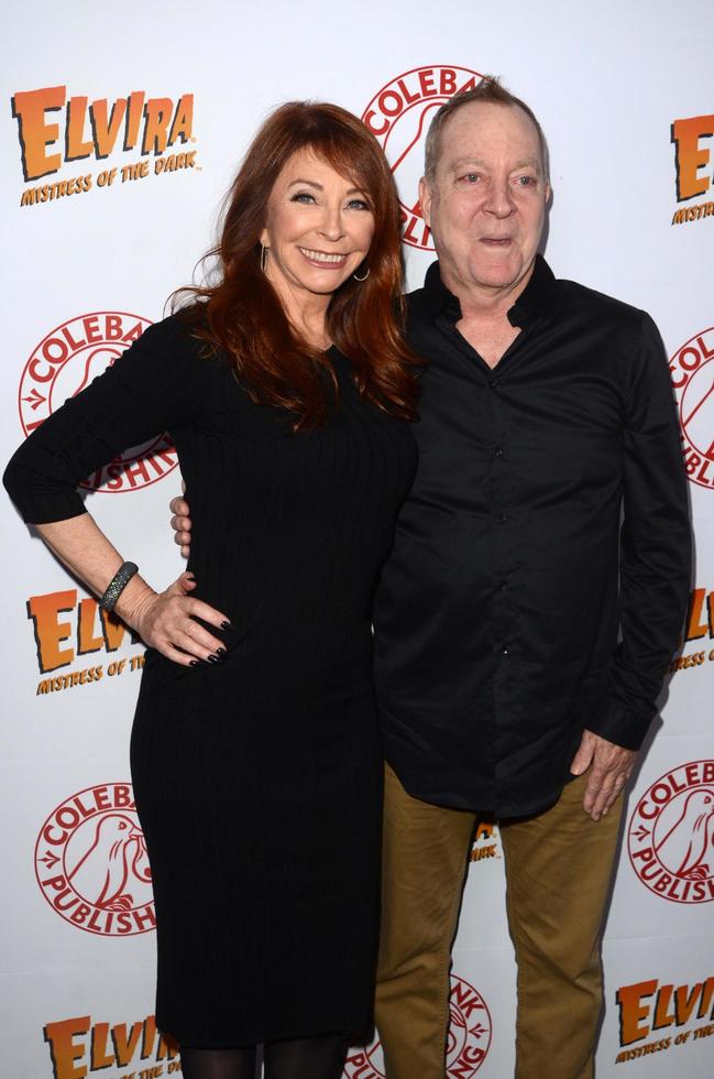 los angeles, ott 17 - cassandra Peterson, fred Schneider a il elvira - padrona di il buio bara tavolo libro lanciare a roosevelt Hotel su ottobre 17, 2016 nel los angeles, circa foto