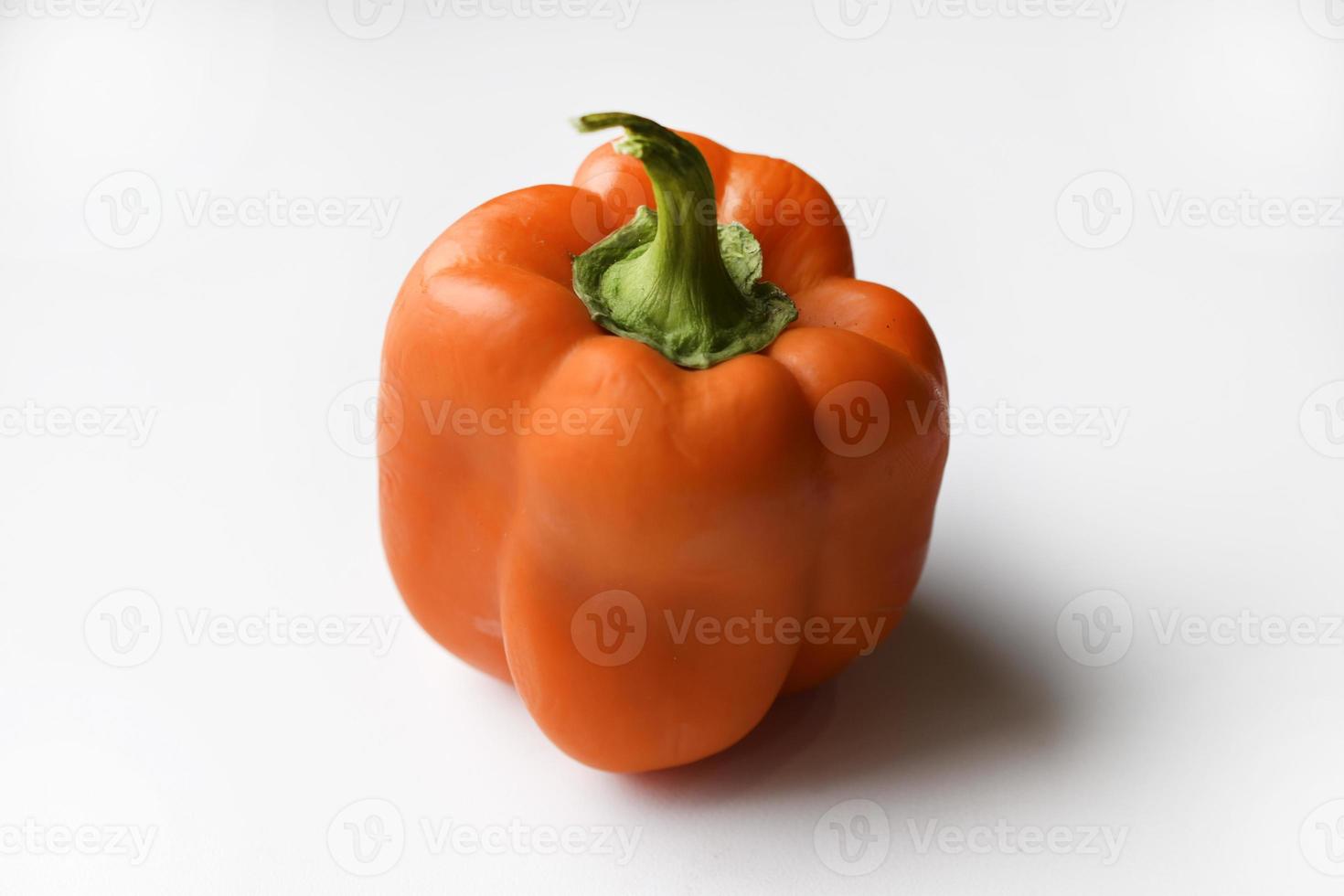 arancia grande Pepe frutta su un' bianca sfondo. bellissimo maturo Pepe avvicinamento. foto