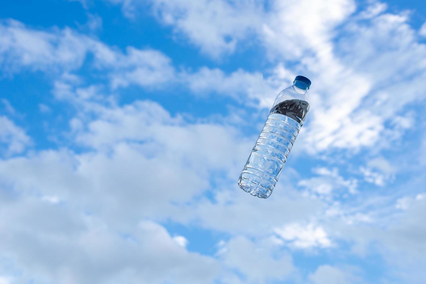 pastello acqua bottiglie su un' luminosa cielo sfondo foto