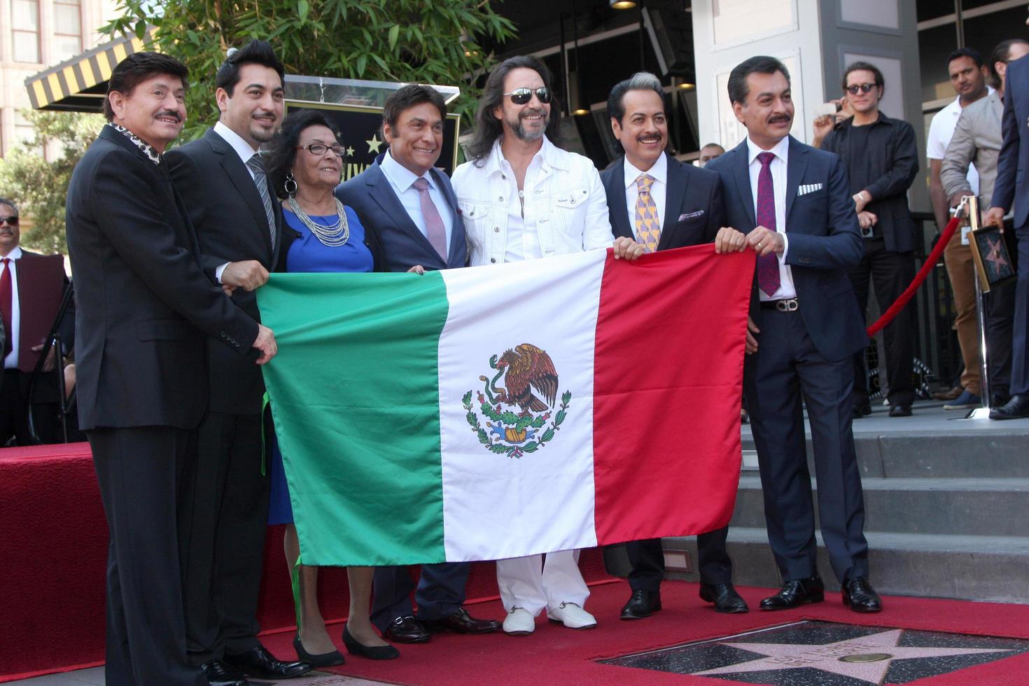 los angeles, ago 21 - los tigres del nord, consolato hernandez 3 ° a partire dal io, marco antonio solis 3 ° a partire dal r a il los tigres del norte onorato su il hollywood camminare di fama a vivere nazione edificio su agosto 21, 2014 nel los angeles, circa foto