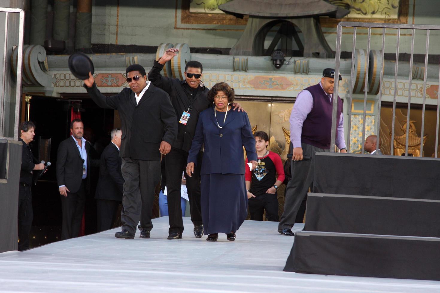 los angeles, jan 26 - tito jackson, jackie jackson, katherine jackson a il Michael jackson immortalato stampato a mano e orma cerimonia a grauman Cinese Teatro su gennaio 26, 2012 nel los angeles, circa foto