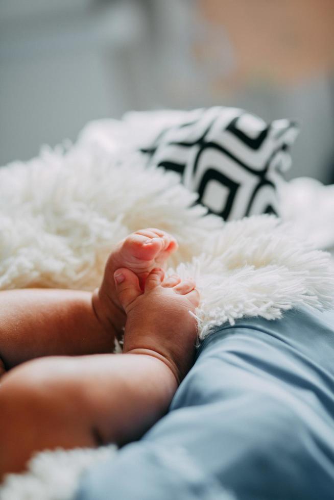 stretta di piedi del bambino foto