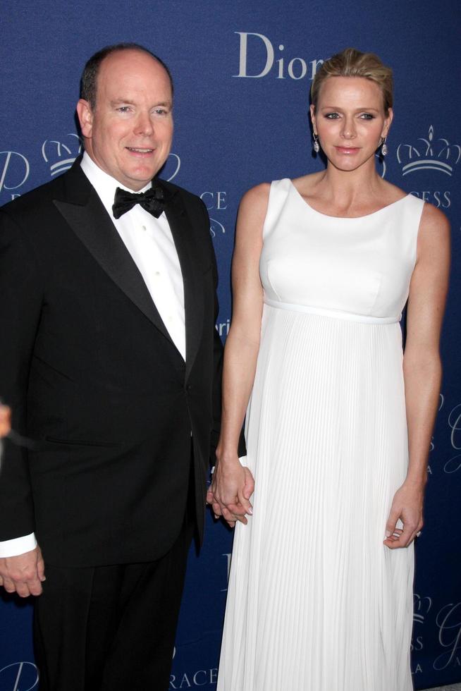 los angeles, ott 8 - il suo sereno altezza Principe albert ii di monaco, sua sereno altezza Principessa carla di monaco a il Principessa grazia fondazione gala 2014 a beverly wilshire Hotel su ottobre 8, 2014 nel beverly colline, circa foto