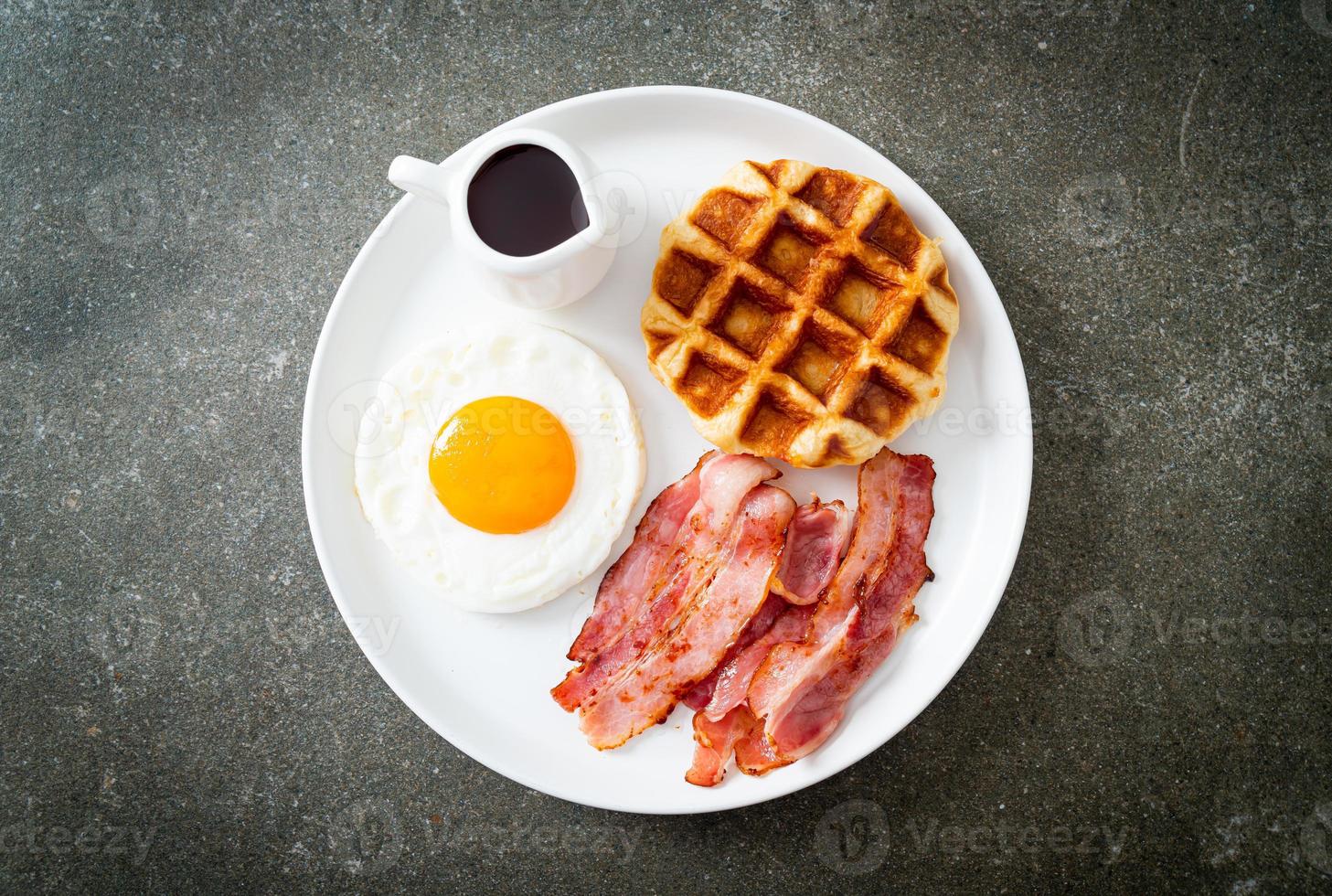 uovo fritto con bacon e waffle foto