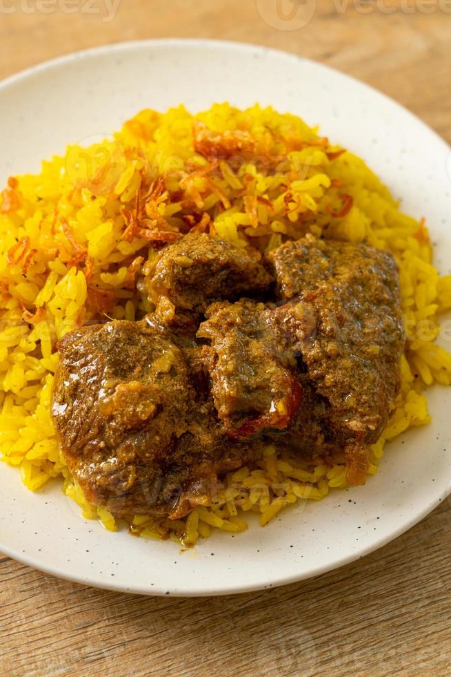 biryani di manzo o riso al curry e manzo - versione thai-musulmana del biryani indiano, con riso giallo profumato e manzo foto