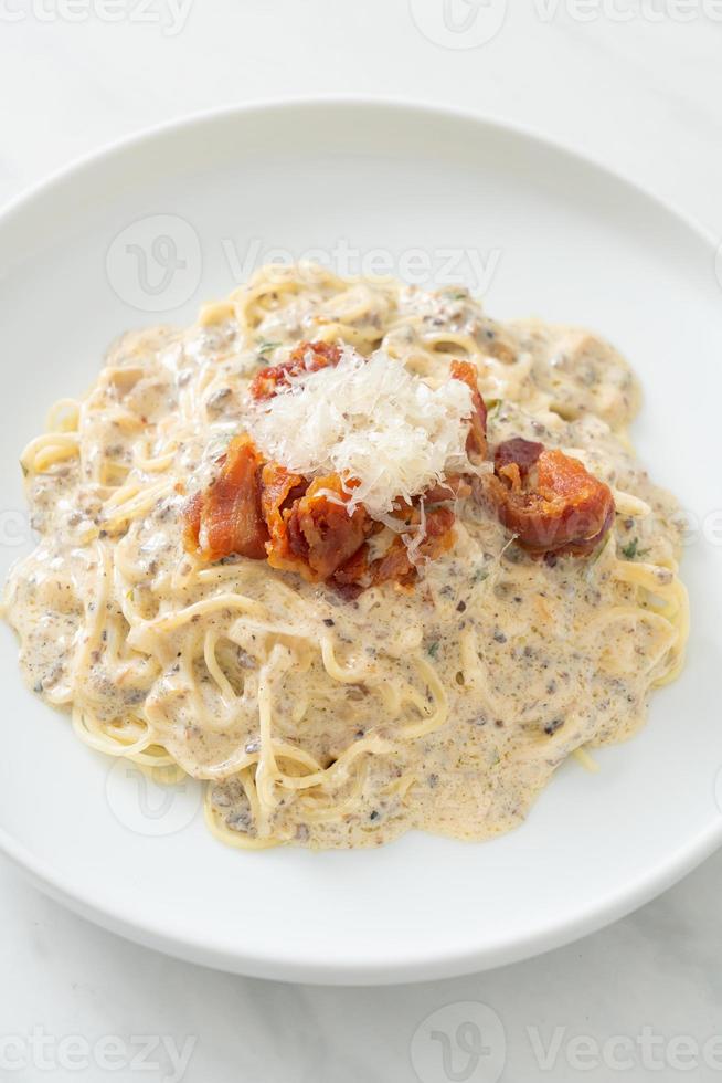 spaghetti alla crema di tartufo e funghi foto