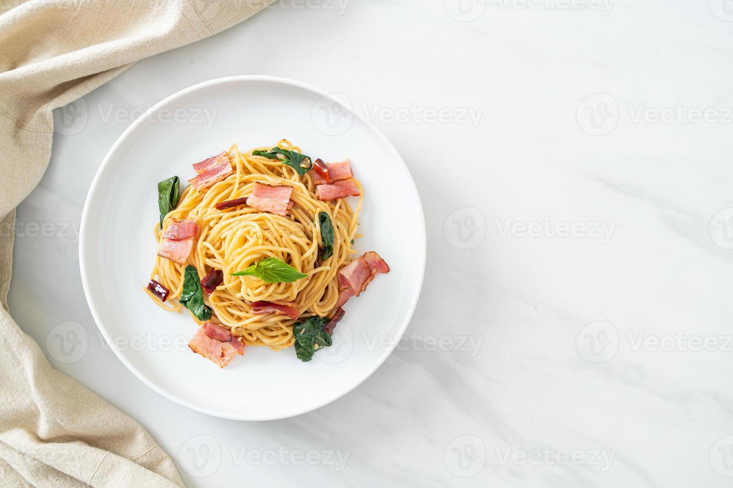 spaghetti saltati in padella con peperoncino secco e pancetta foto