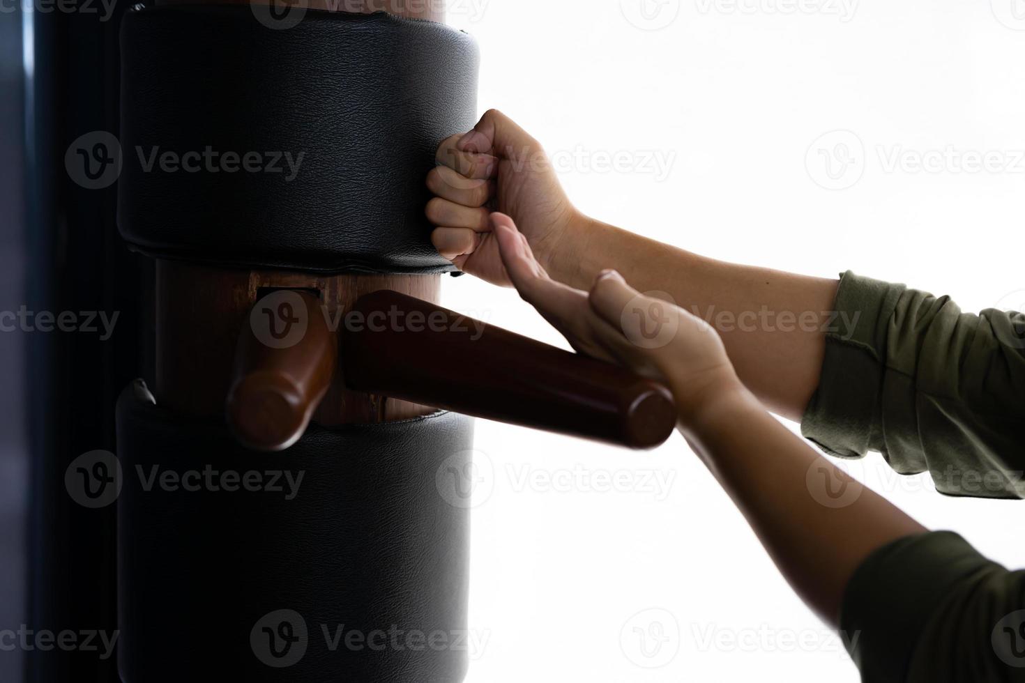 silhouette di un' combattente ala chun e di legno manichino su un' sfondo. ala chun kung fu se stesso difesa foto